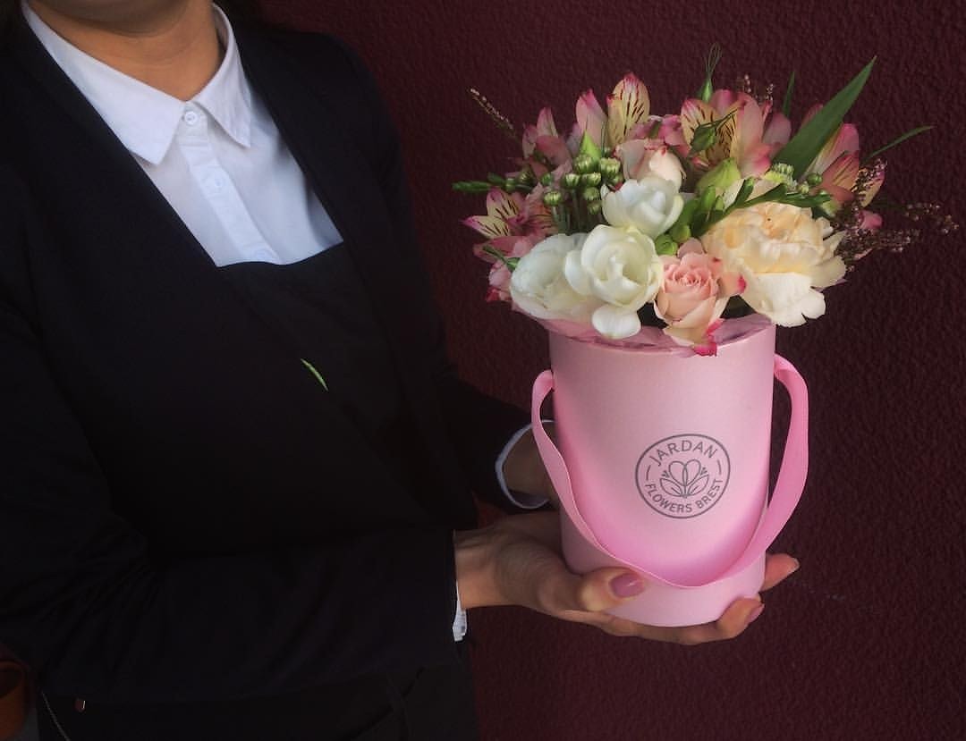 Цветы в шляпных коробках - доставка в Минске