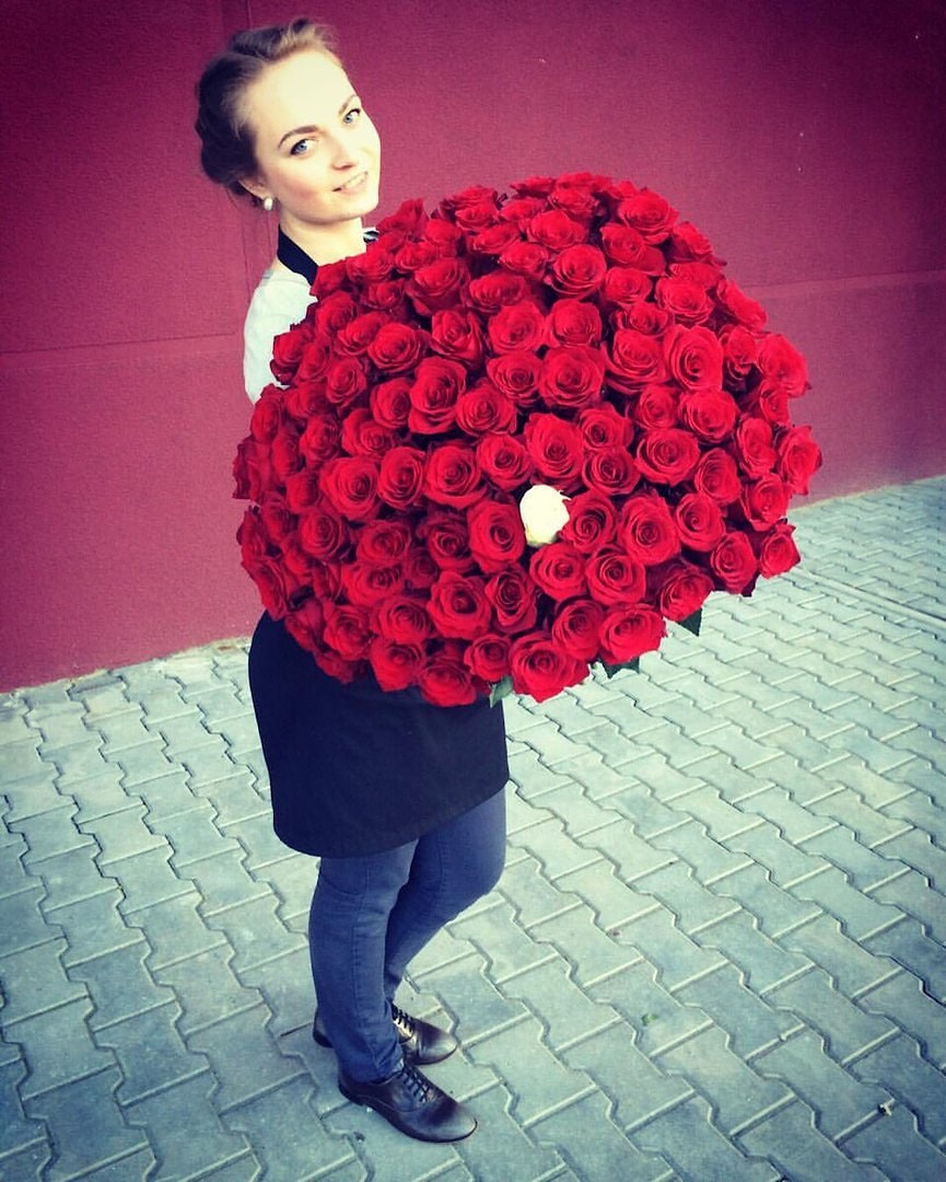 在白俄罗斯明斯克运送花束、鲜花、玫瑰 - 花店