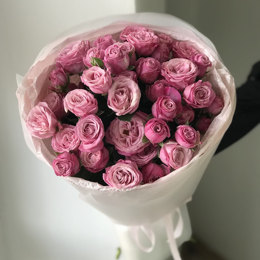 9 пионовидных кустовых роз Бомбастик