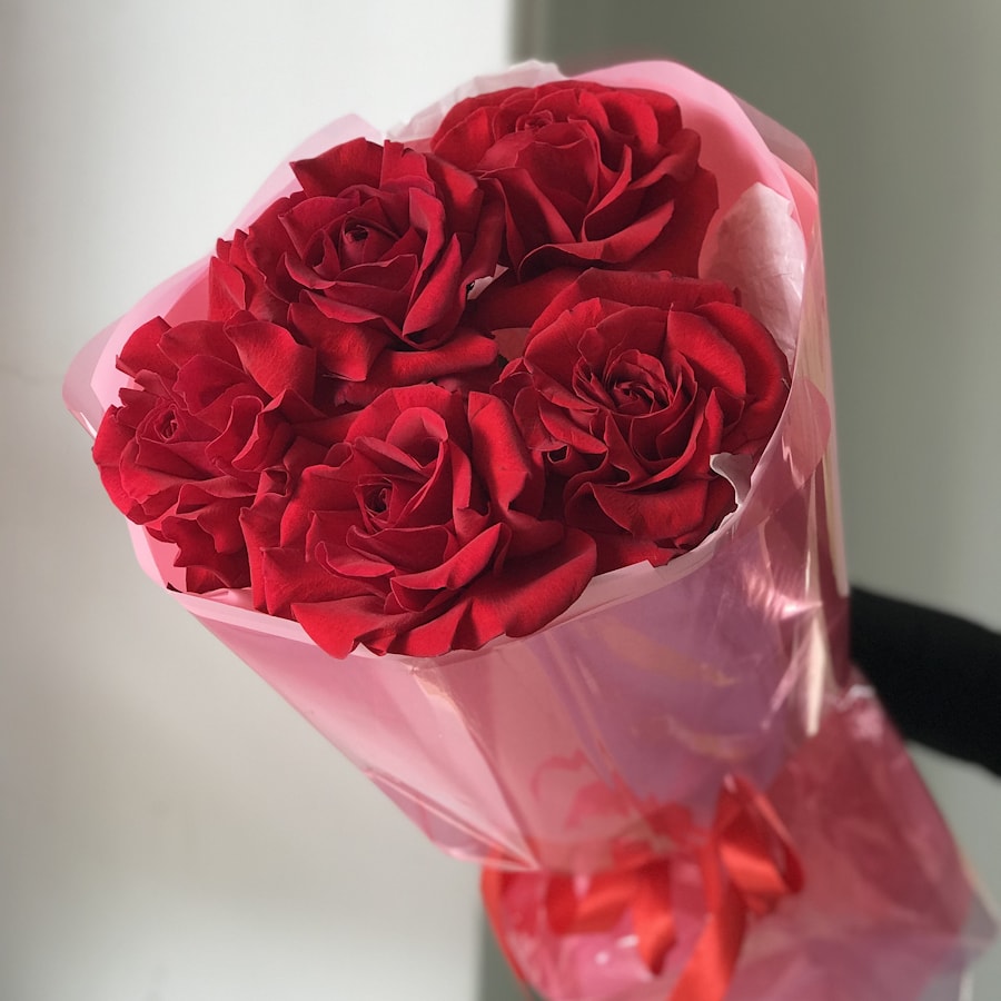 5 красных французских роз Фридом