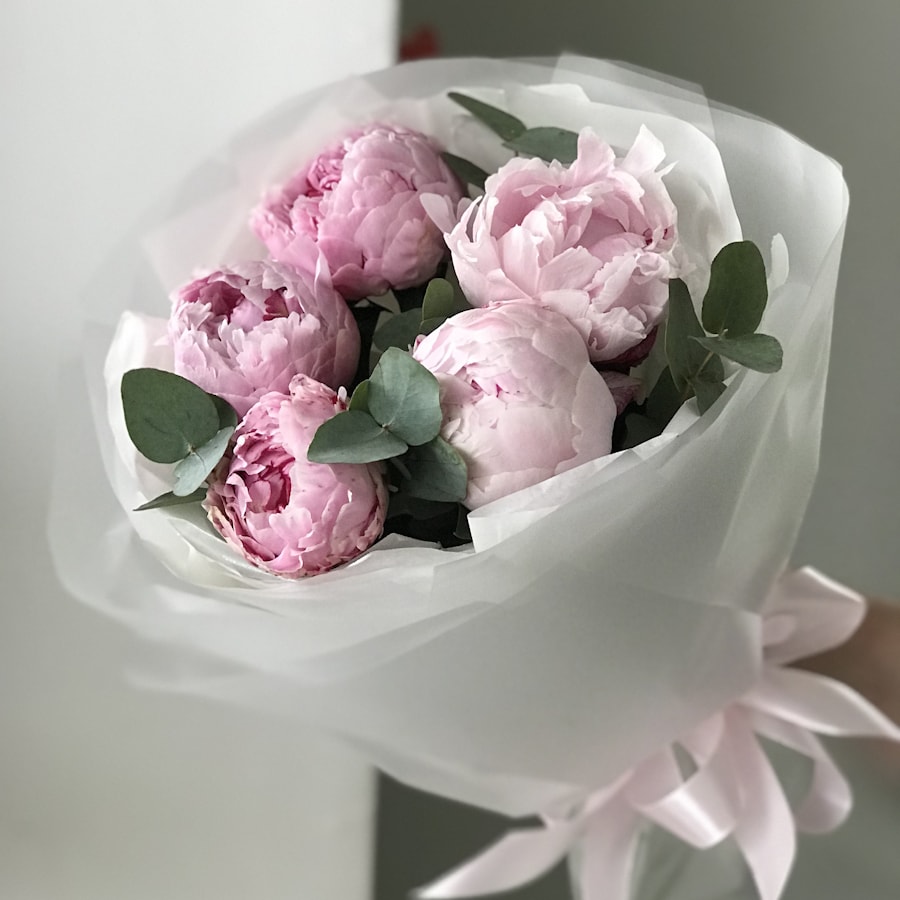 5 розовых пионов 