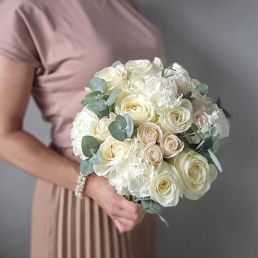 Букет невесты из белых роз, диантусов и эвкалипта