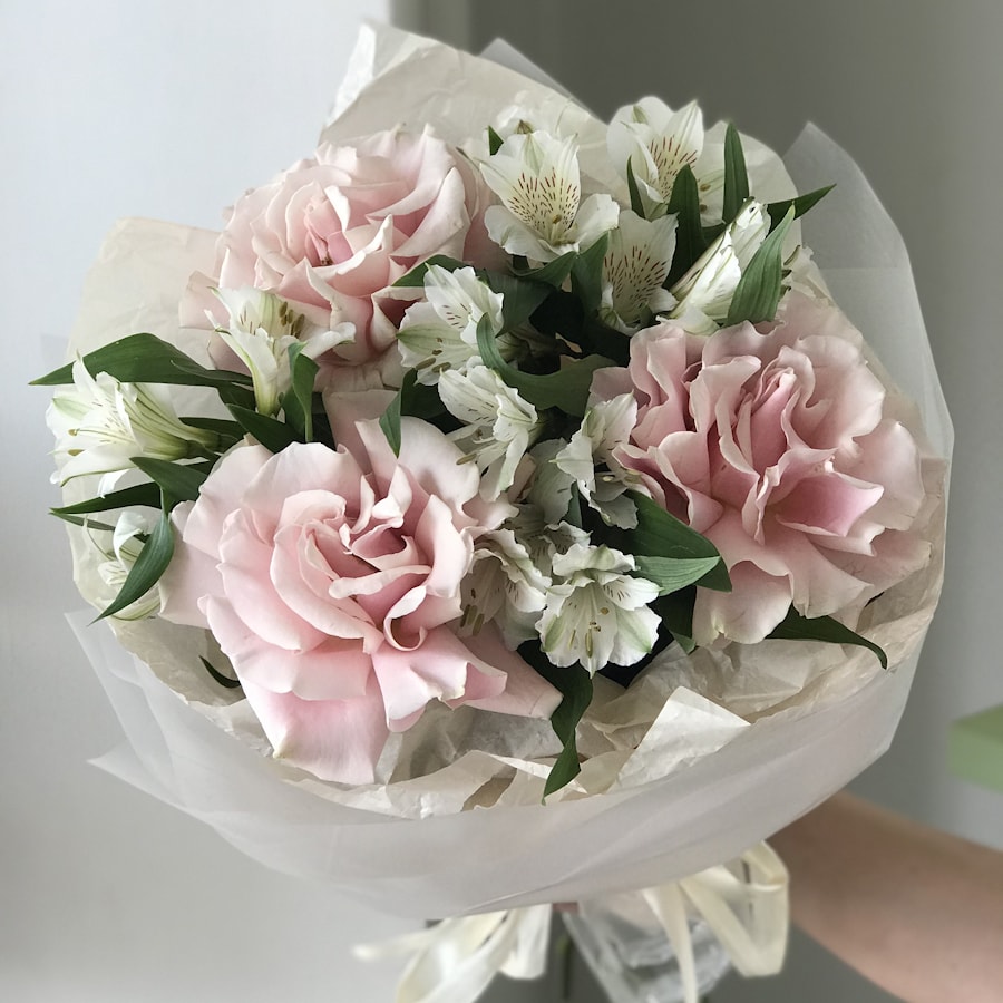 Букет «ХИТ» - 3 французские розы , 4 альстромерии