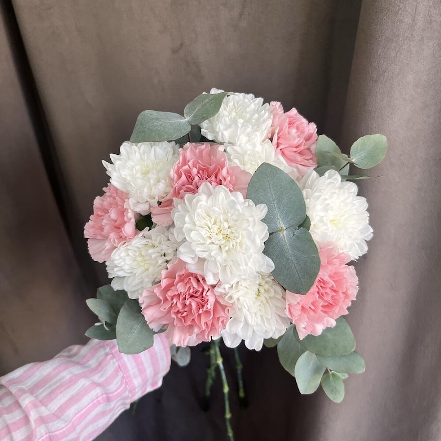 Букет невесты из хризантем и диантусов