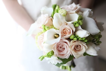 Свадебный букет из роз и калл "Свадебные каллы"   
