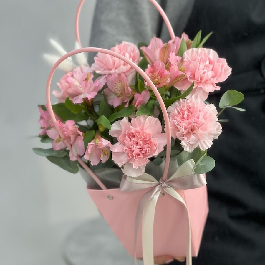 Цветочная сумочка с диантусами и альстромериями