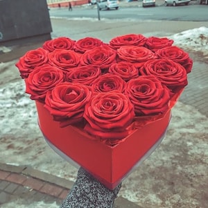 Розы в шляпной коробке "Красное Сердце"