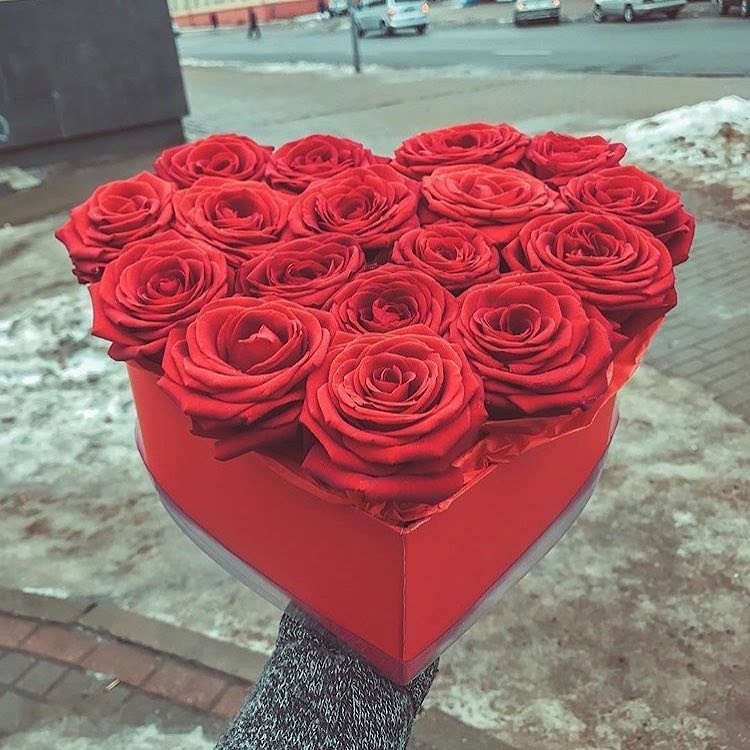 Розы в шляпной коробке "Красное Сердце"