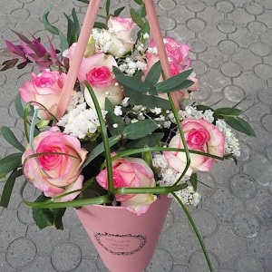 Цветы в шляпной коробке "Конус с Розами"