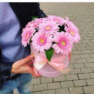 Цветы в шляпной коробке "Розовые Герберы"