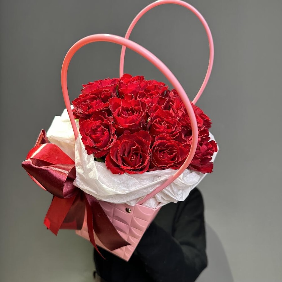 Красные розы в сумочке
