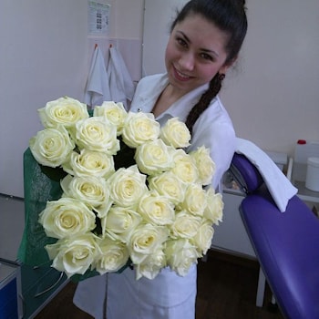 Букет белых роз "Врач" с доставкой в Минске  