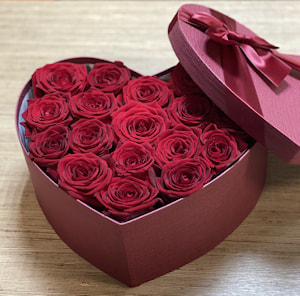 Розы в коробке "Красные Розы в Сердце"