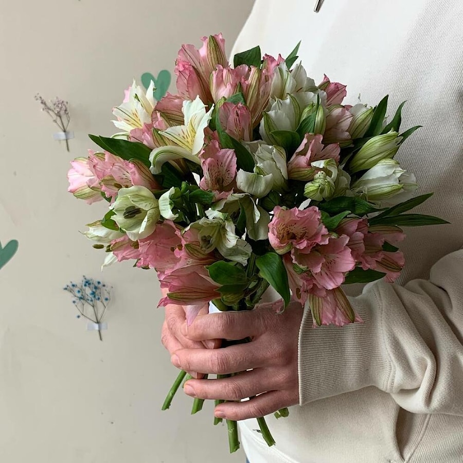 Букет невесты из белых и розовых альстромерий