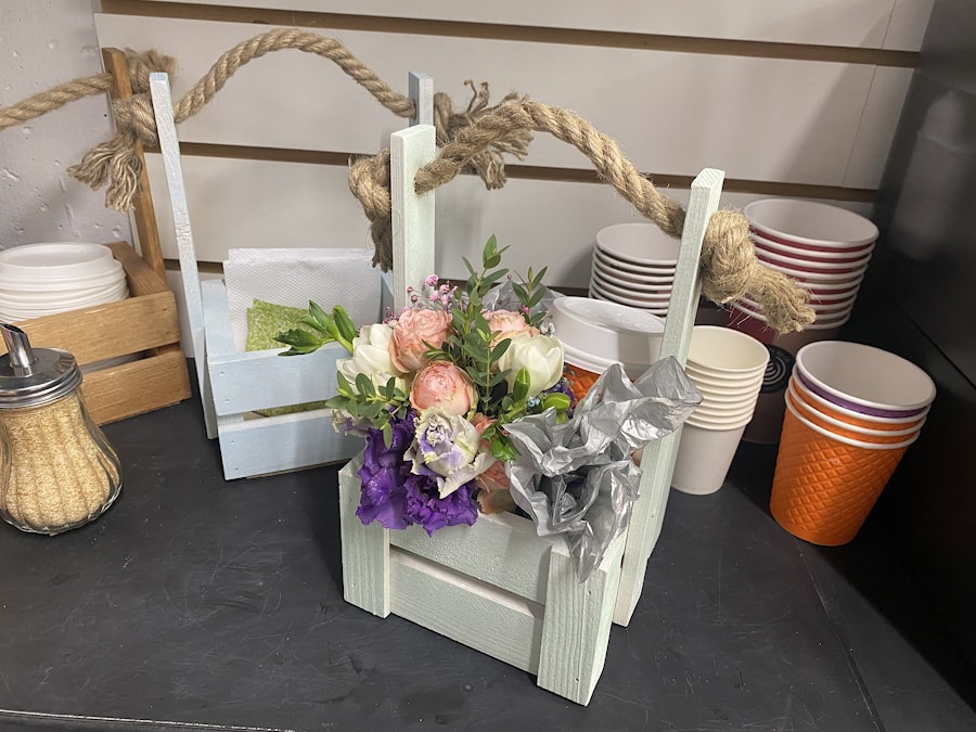 "Кофе с цветами в деревянной коробке"