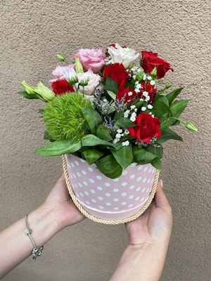 Подарочная коробка с эустомой и розой