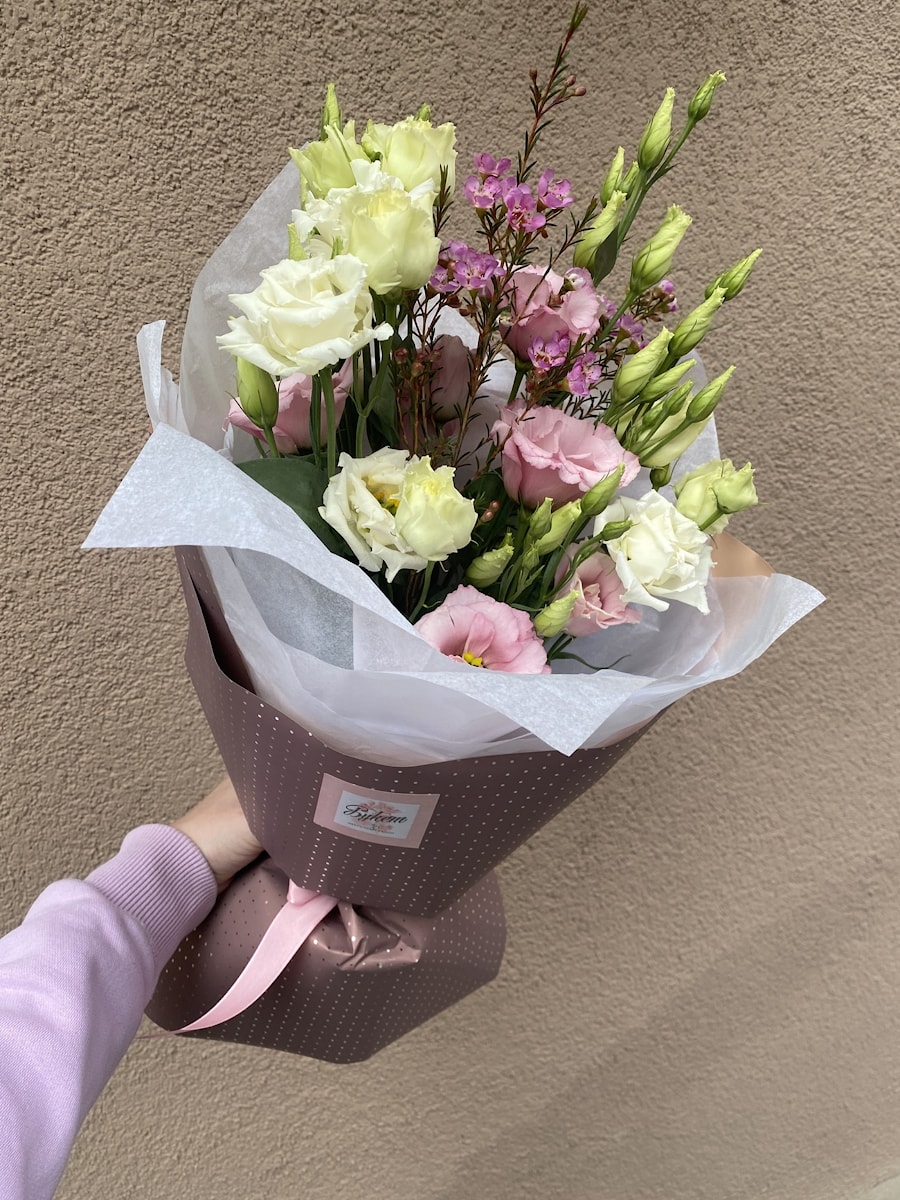 Букет из эустомы и хамелациума