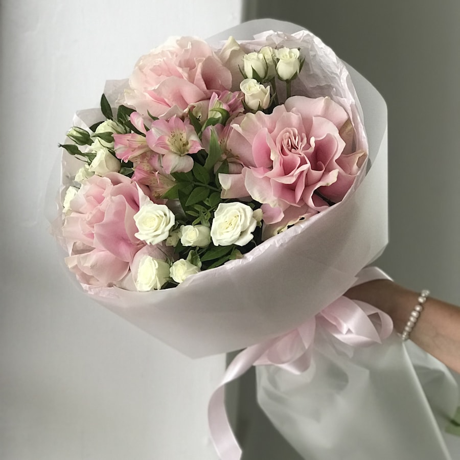 Букет «ТОП» - 3 французские розы, 3 кустовые розы 1 альстромерия