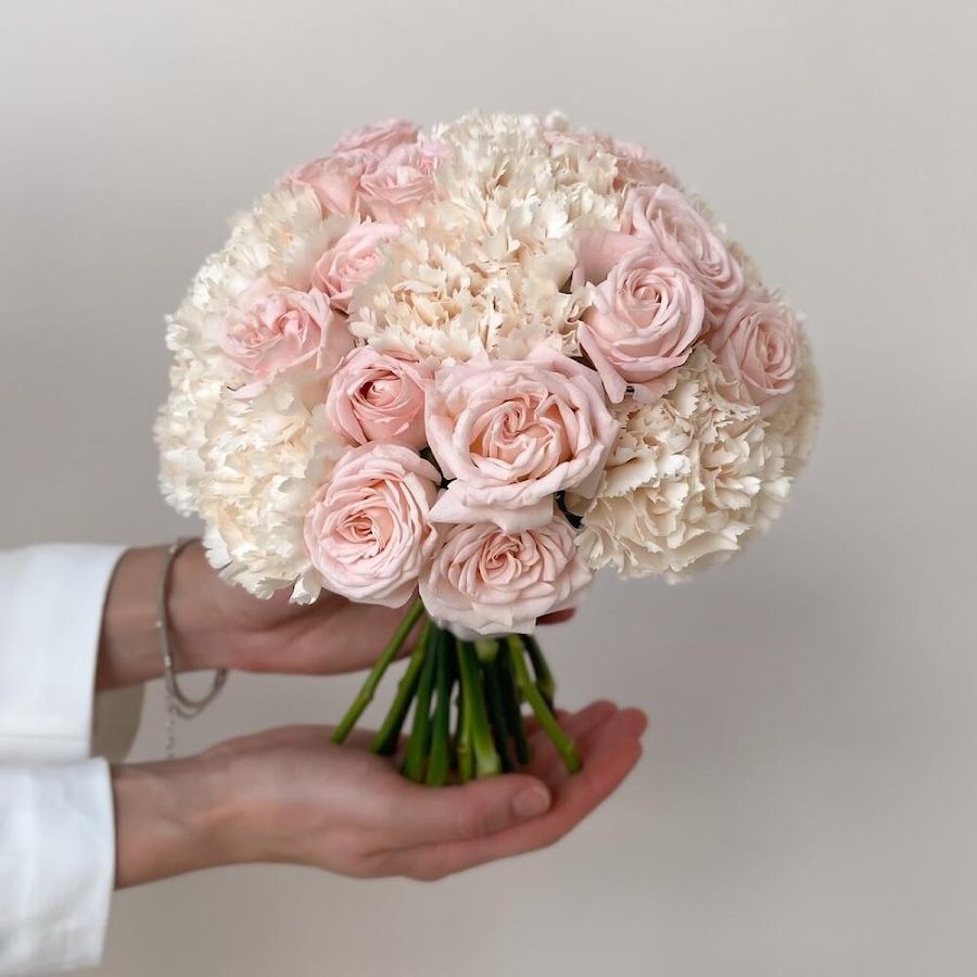 Свадебный букет из роз «Бомбастик» и диантусов