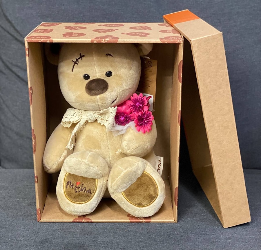 Медведь "Misha" с цветами