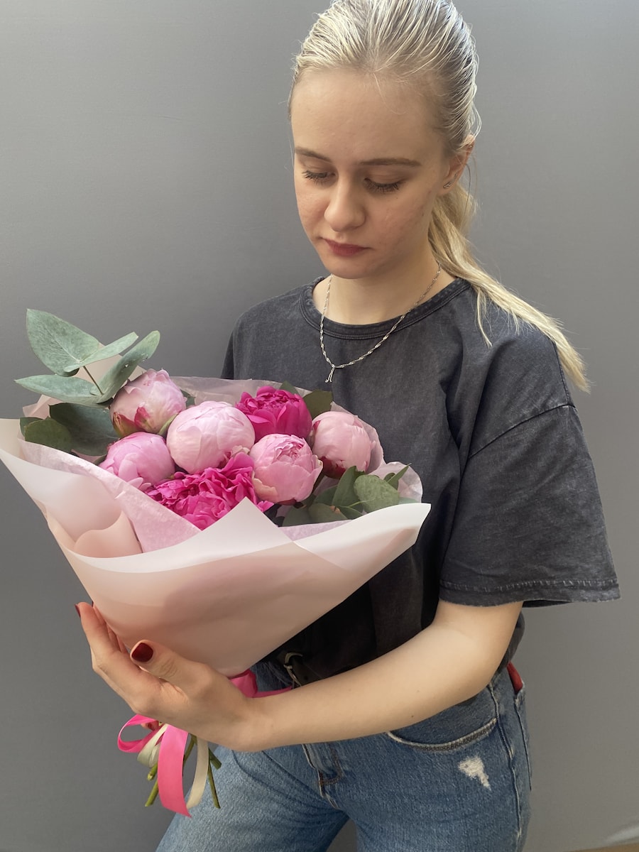 Букет 7 пионов "Lisa's Bloom"