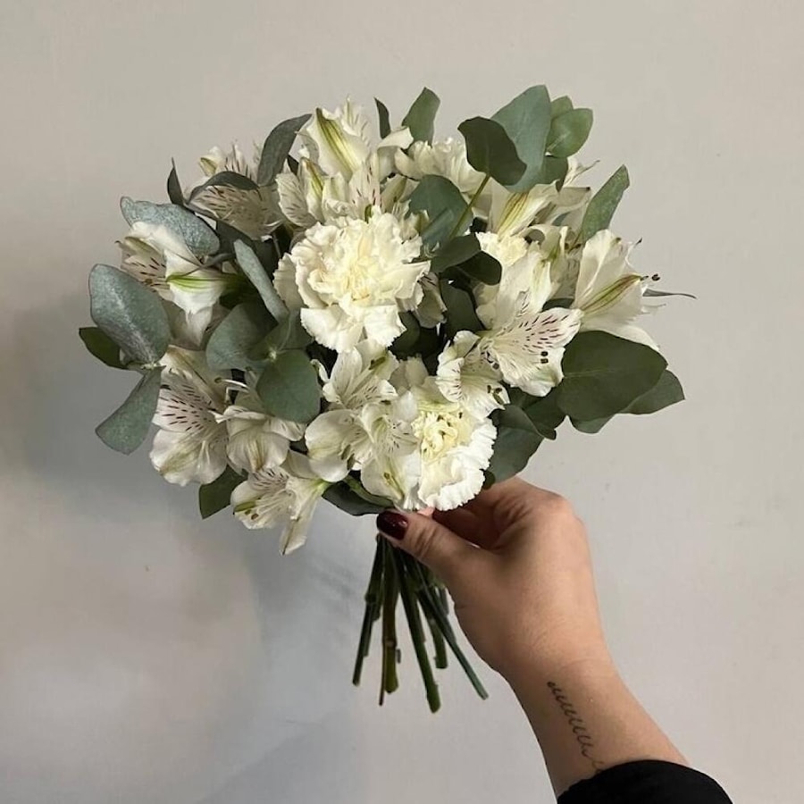 Свадебный букет из диантусов и альстромерии